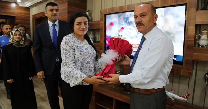 Üniversiteye yerleşen öğrencilerden Kaymakam Kaşıkçı'ya ziyaret