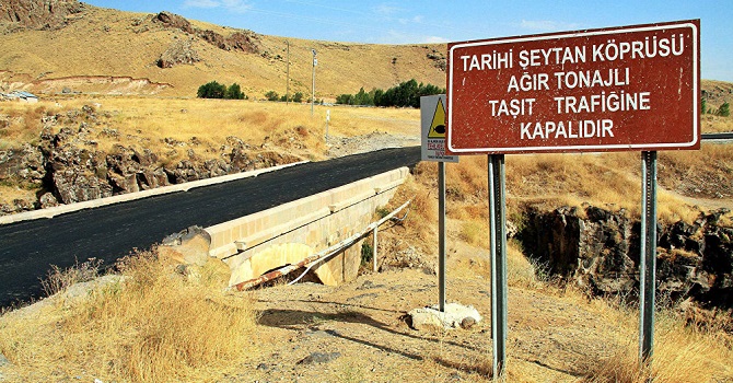 Van'da 200 yıllık Şeytan Köprüsü'ne asfalt döküldü