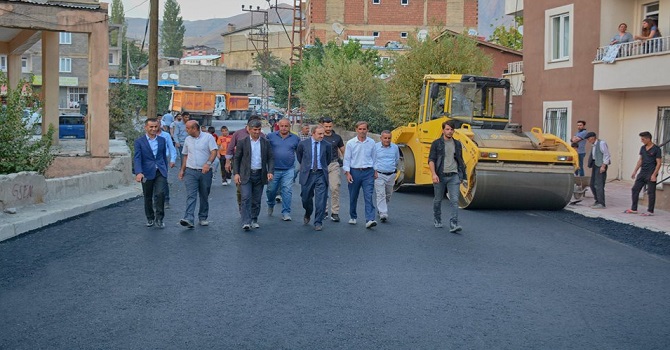 Hakkari'de asfaltlama çalışmaları devam ediyor