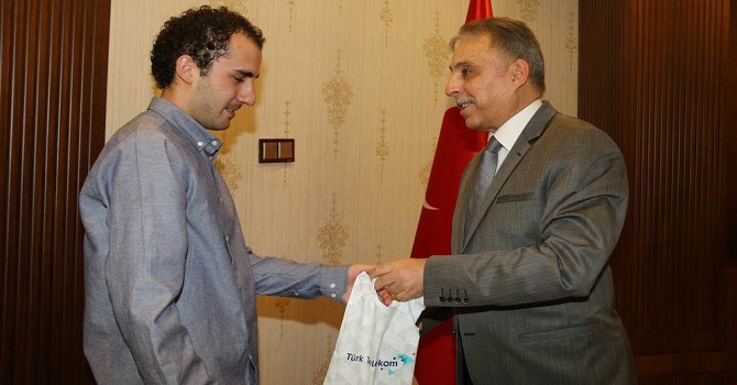 Toprak, Tıp Fakültesini Kazanan Öğrenciyi Ödüllendirdi