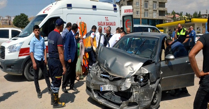 Yüksekova'da araçta Sıkışan Kadını Çevredekiler Kurtardı