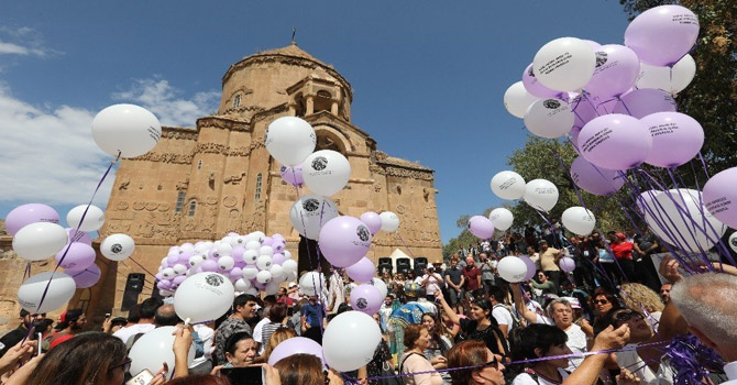 Akdamar Kilisesi'nde 3 yıl aradan sonra ayin