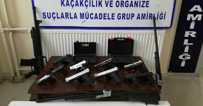 Hakkari'de kaçak sigara, çay, av tüfeği ve tabanca ele geçirildi