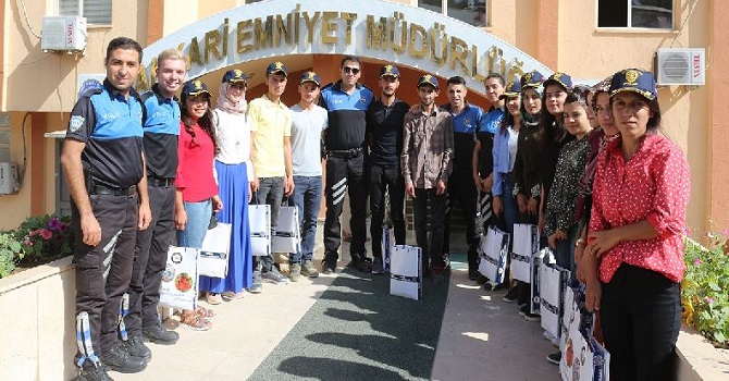 Polis ekipleri, Hakkari'deki başarılı Öğrencileri Tebrik etti