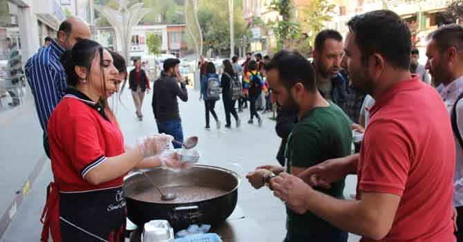 Hakkari Öz Simit Sarayı aşure dağıttı