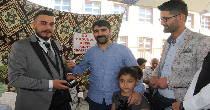 Hakkari'de Bir Düğünde, Takı Takacak Davetlilere Kolaylık Olması İçin POS Cihazı Kullanıldı