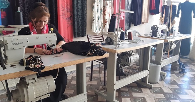 Yüksekova'da Terzilik yaparak aile bütçesine katkıda bulunuyor