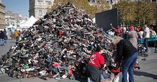 Bombalara tepki için ayakkabı fırlattılar