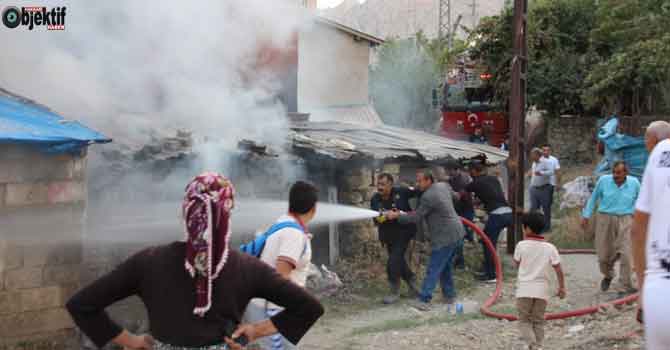 Hakkari'de korkutan yangın: 3 odunluk kül oldu!