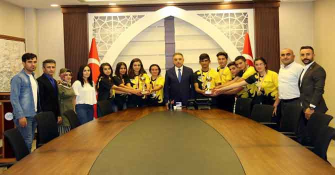 Hakkari Rafting Takımı Vali Toprak'ı ziyaret etti