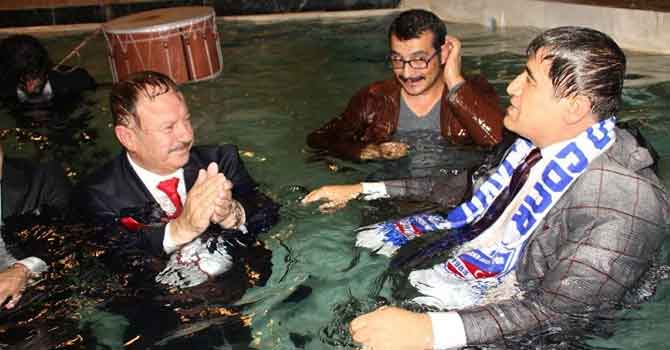 Belediye Başkanı ve Aydın Aydın kaplıcaya girdi