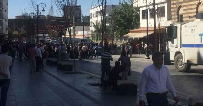 Diyarbakır'da esnaf yol kapattı