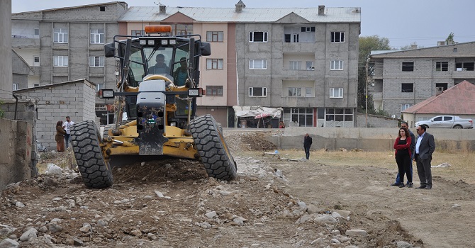 Yüksekova Belediyesinin yol çalışmaları devam ediyor