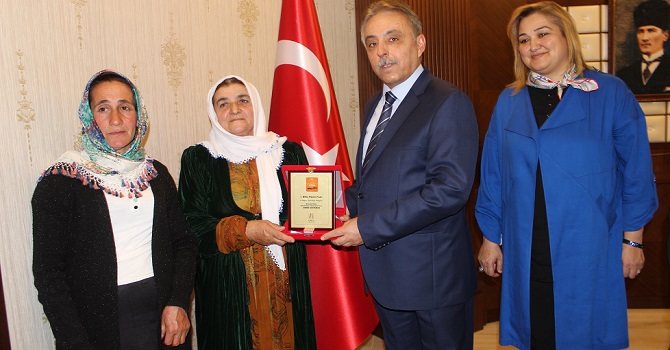 Vali Toprak, Bitlis'teki peynir fuarında derece alan kadın üreticileri ödüllendirdi