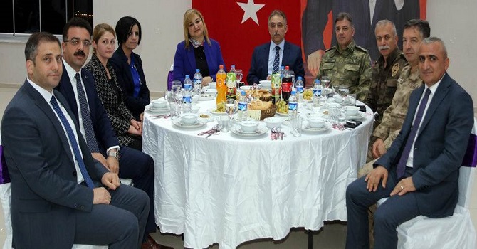 Hakkari’ye yeni atanan öğretmenler yemekte buluştu VİDEO