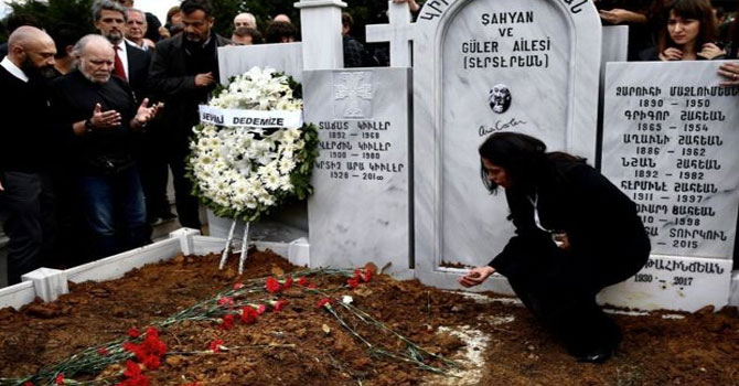 Ara Güler, fotoğraflar ve karanfillerle uğurlandı