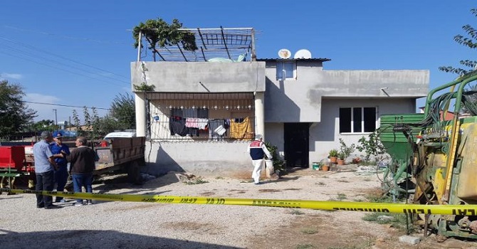 Dehşet; Anne 3 çocuğunun boğazını kesip öldürdükten sonra bileklerini kesti