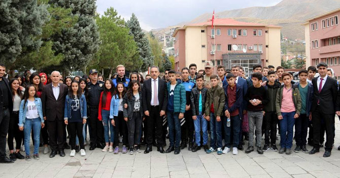 Hakkari'de 150 öğrenci İstanbul ve Çanakkale'ye gitti