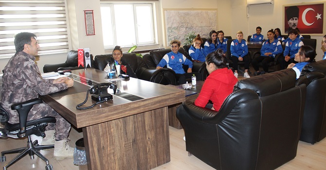 Hakkari Özel Harekat Polisinden Kadın Futbolculara Destek