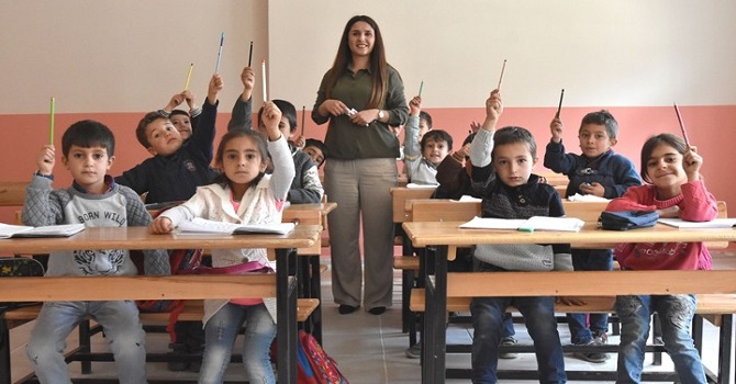 Yüksekova'daki Öğretmensiz okula vali Toprak talimatı
