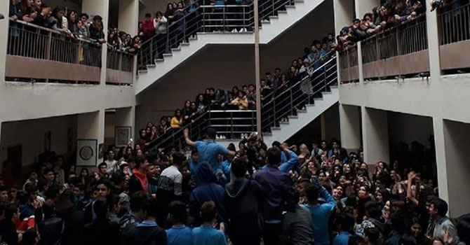 Liseliler tacizci öğretmenin istifasını istedi, dersleri boykot etti  VİDEO