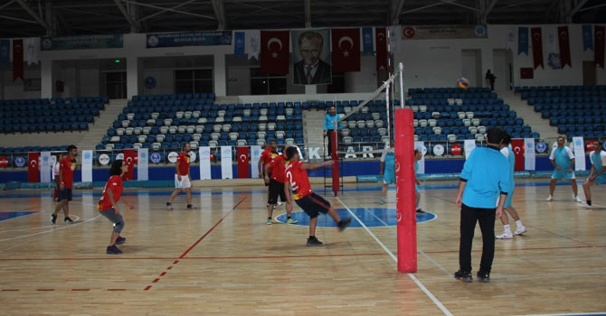Hakkari'de voleybol turnuvası düzenlendi