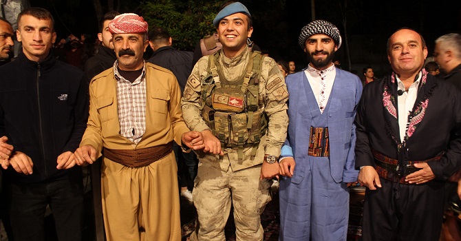 Çukurca'da Polis, asker ve vatandaş halay çekti