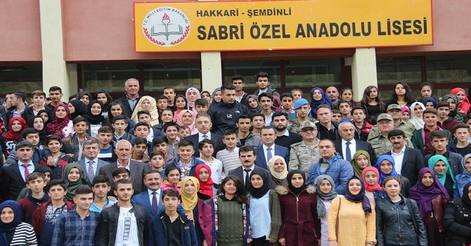 İş adamı Sabri Özel'in Şemdinli'de annesi adına yaptırdığı ortaokul hizmete açıldı