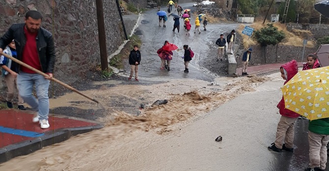 Hakkari'de Yağmur, Cadde ve Sokakaları Dereye Çevirdi