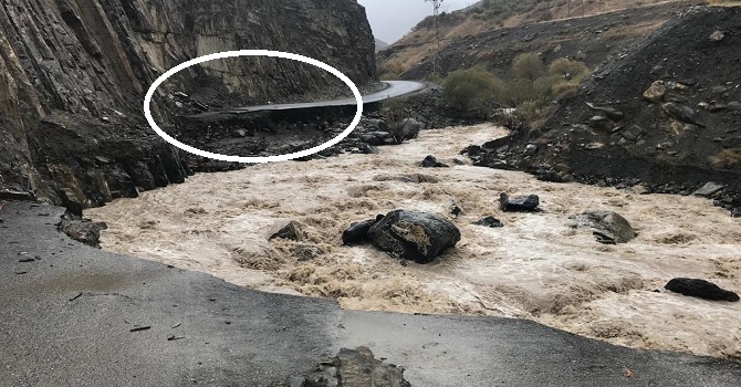 Hakkari'de sel yolları ikiye böldü! Bir çok ahır ve samanlık sele kapıldı