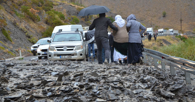 Hakkari -Van Yolunda sel: Yüzlerce araç mahsur kaldı VİDEO