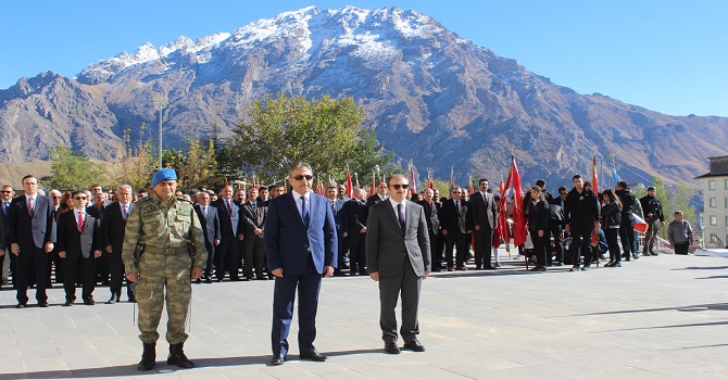 Hakkari'de 29 Ekim çelenk sunma töreni düzenlendi