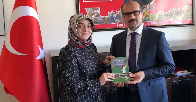 Çukurcalı Öğretmenler kaymakam Ayca’ya kitap hediye etti