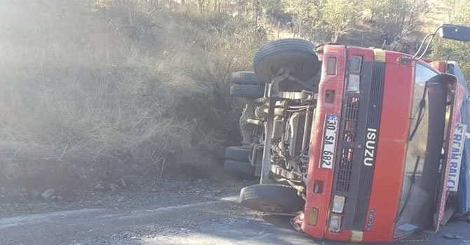 Şemdinli’de freni patlayan kamyonetin devrildi
