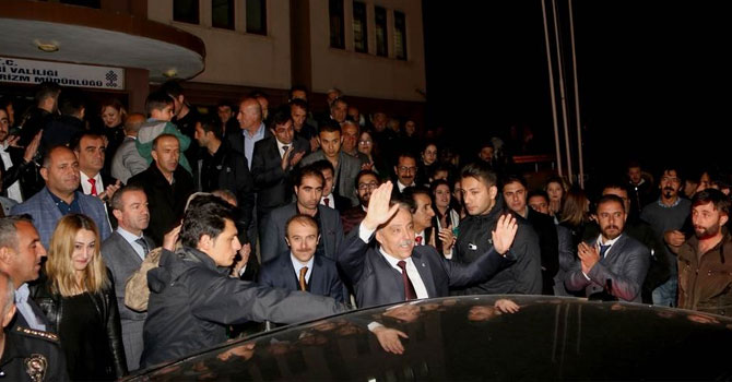 Vali Cüneyit Orhan Toprak Hakkari'den ayrıldı