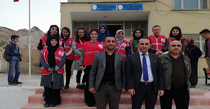 Hakkari'de 400 öğrenciye kışlık ayakkabı ve mont!