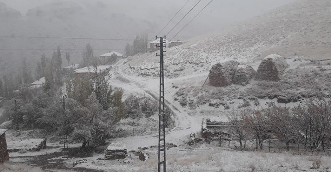 Yüksekova'da kırsal kesimler beyaza büründü
