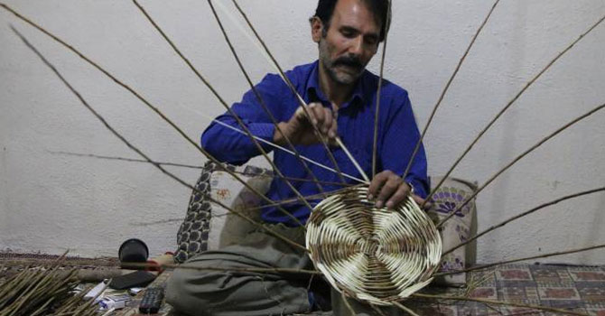 Kuyumcu titizliğiyle sepet işliyor