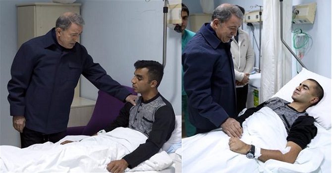 Bakan Akar, Yüksekova'daki yaralı askerleri ziyaret etti
