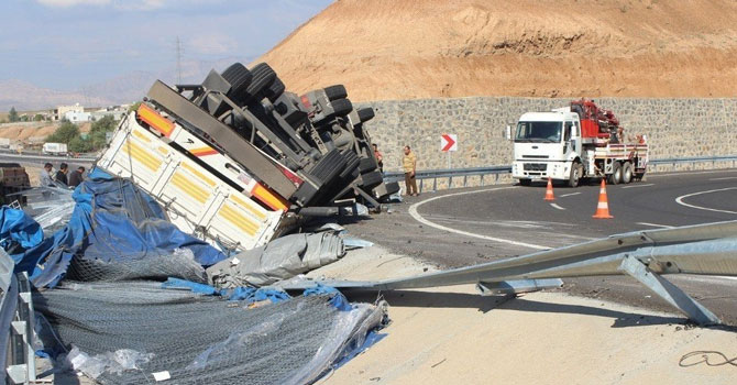 Silopi’de demir yüklü kamyon devrildi: 1 ölü, 1 yaralı