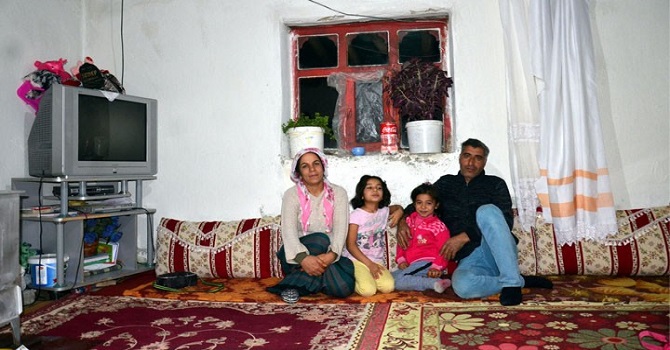Yüksekova'da 4 Kişilik Ailenin Tek Gözlü Evde Yaşam Mücadelesi
