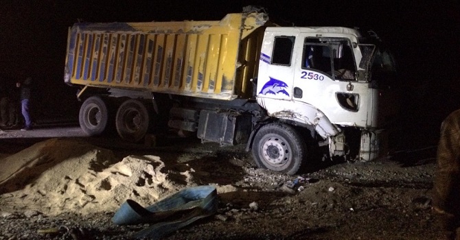 Yüksekova'da kum yüklü kamyon devrildi