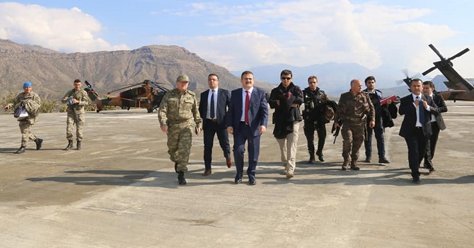 Vali Akbıyık, Şemdinli ve Derecik ilçelerini ziyaret etti