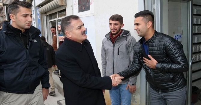 Hakkari Valisi İdris Akbıyık, esnafları ziyaret etti