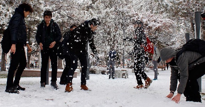 Kar yağışından dolayı okullar 2 gün tatil edildi