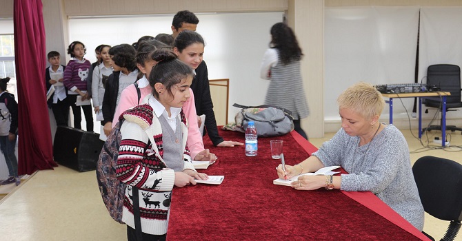 Çukurca’da 2600 öğrenciye kitap dağıtıldı.