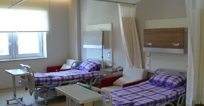 'Evi tadilatta olan başhekim ailesiyle hastanede özel odaya yerleşti' iddiası