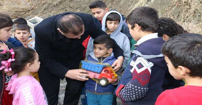 Vali Akbıyık, parkta çocuklara oyuncak dağıttı