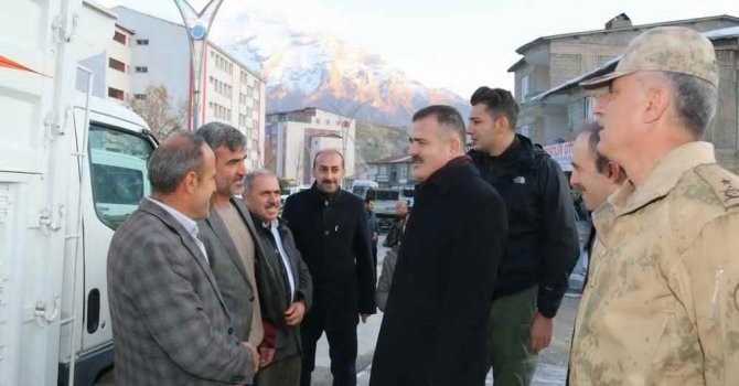 Vali Akbıyık, Hakkari'de esnafı ziyaret etti