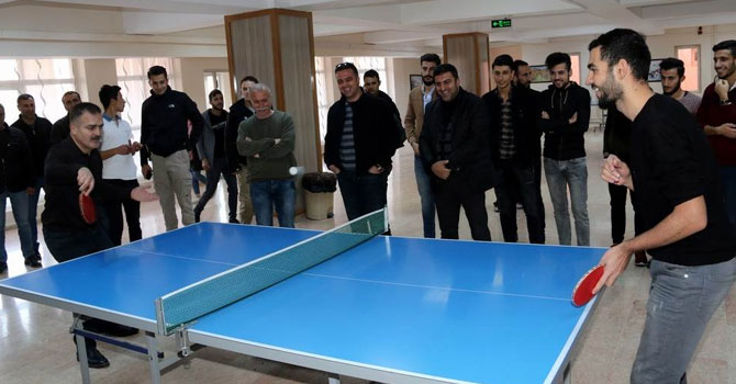 Vali Akbıyık, öğrencilerle masa tenisi oynadı